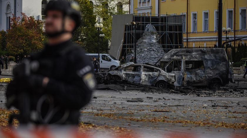 Alarmes ainda soam em Kiev. Ataques russos deixam população presa em casa sem aquecimento