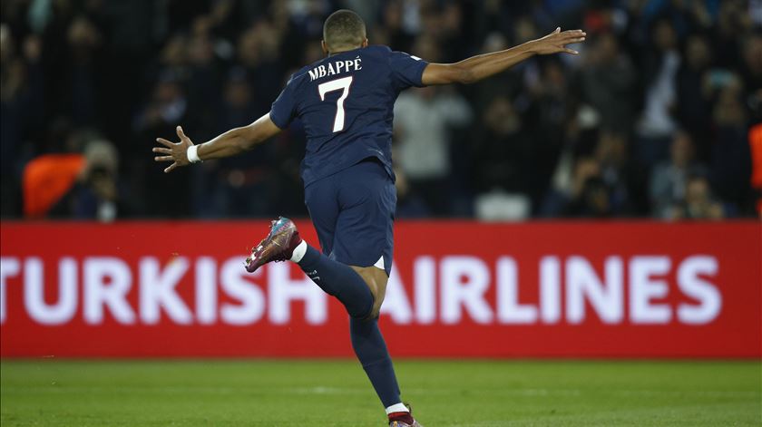 Kylian Mbappe marca pelo PSG ao Benfica. Foto: Yoan Valat/EPA