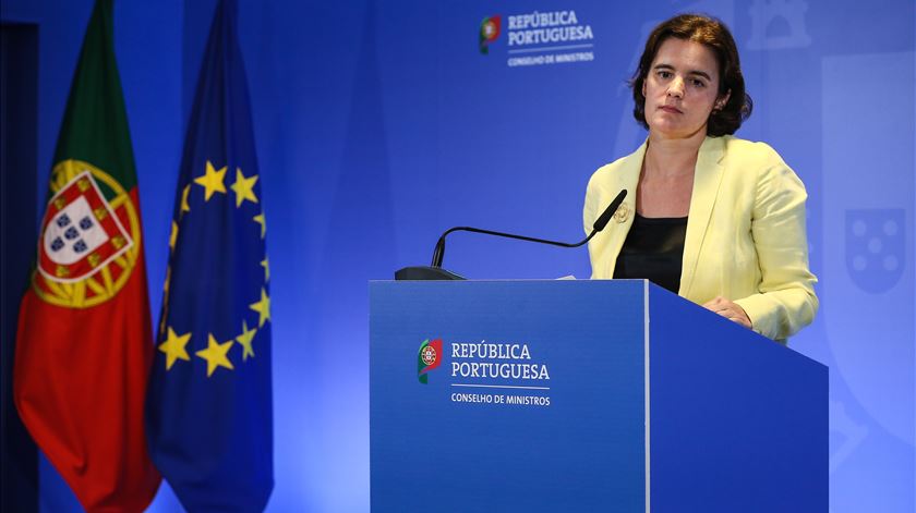 "Lei está a ser totalmente cumprida". Governo remete clarificações para o Parlamento