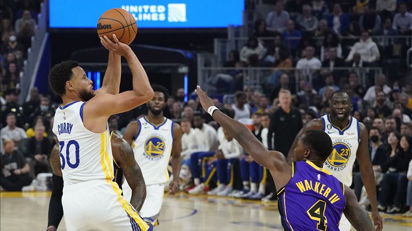 Warriors iniciam defesa do título com vitória sobre Lakers