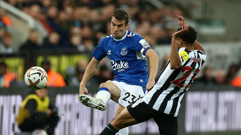 Capitão do Everton sobe a treinador interino após despedimento de Sean Dyche
