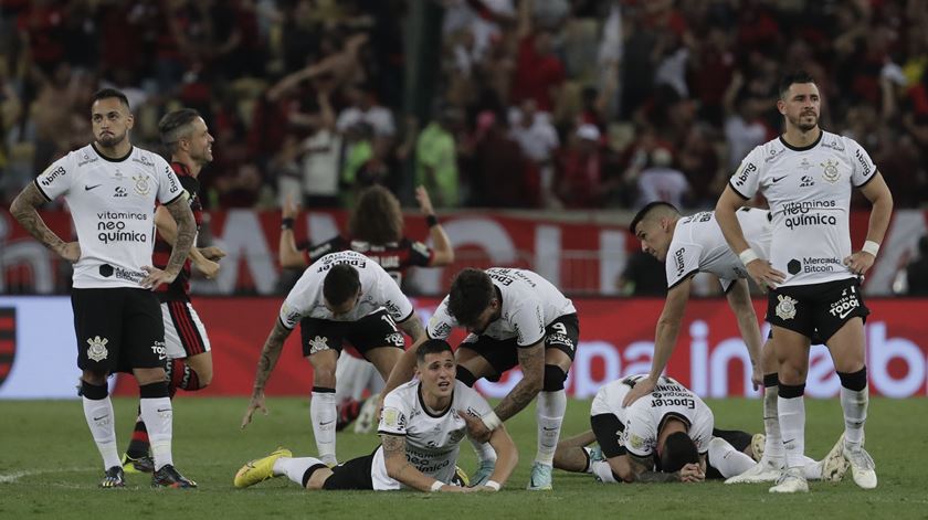 Desilusão dos jogadores do Corinthians. Foto: Antonio Lacerda/EPA