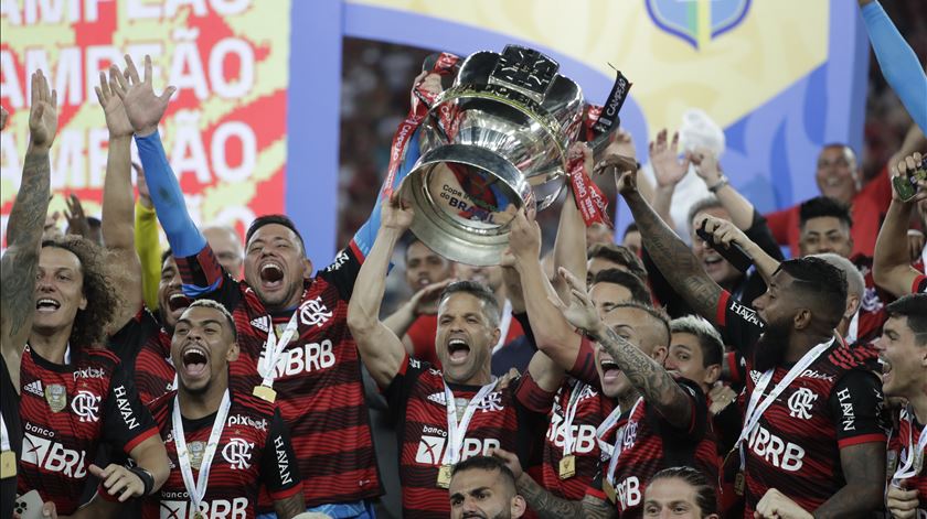 Diego, ex-FC Porto, levantou a taça pelo Flamengo. Foto: Antonio Lacerda/EPA