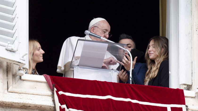 Papa Francisco com jovens estudantes portugueses regista-se na Jornada Mundial da Juventude. Foto: Vatican Media/EPA