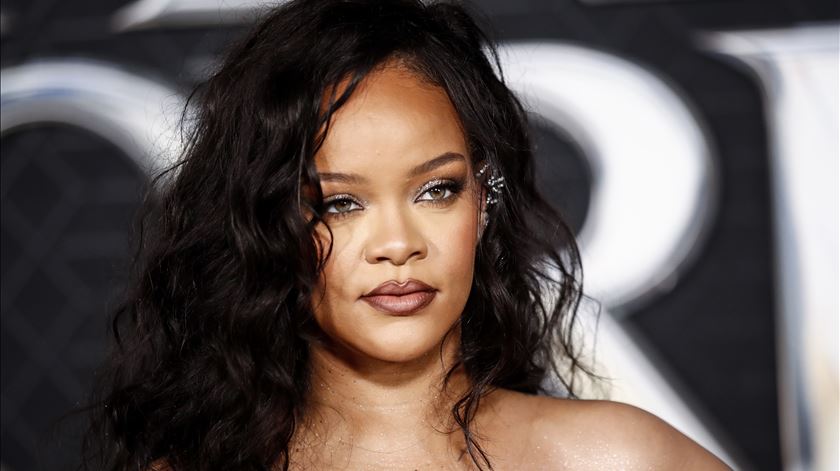 Mulher acusada por tentativa de homicidio após tiroteio contra casa de Rihanna