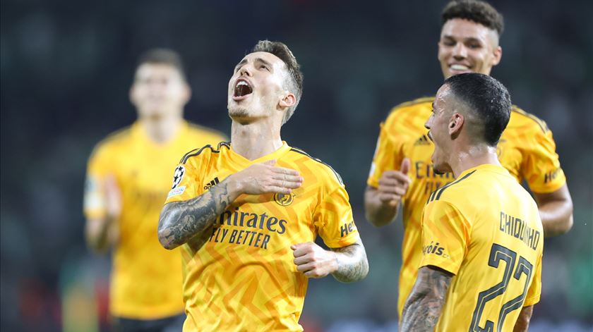 Grimaldo apontou um golo de livre pelo Benfica contra o Maccabi Haifa. Foto: Abir Sultan/EPA