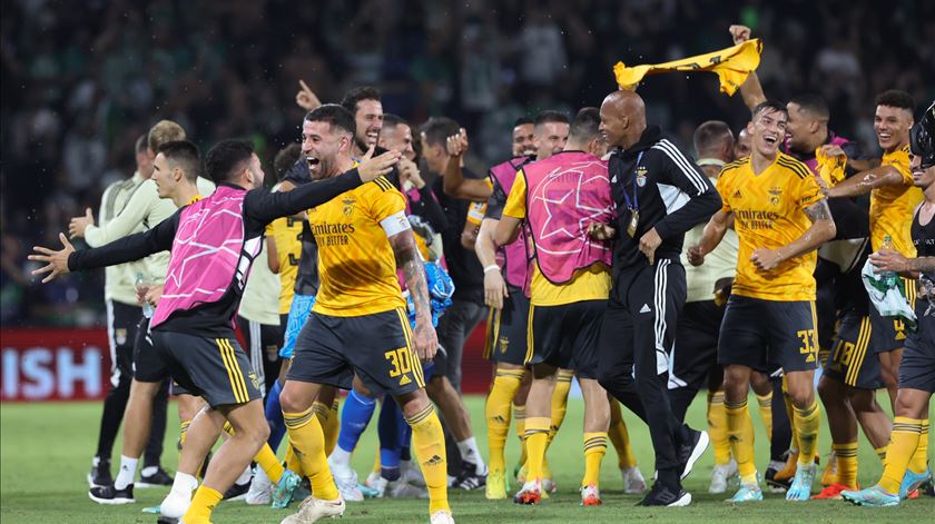 Benfica festeja conquista de Grupo H da Liga dos Campeões. Foto: Abir Sultan/EPA