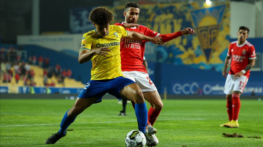 Tiago Santos e Rafa durante o Estoril - Benfica. Foto: José Sena Goulão/Lusa