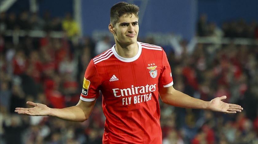 António Silva marca pelo Benfica ao Estoril. Foto: José Sena Goulão/Lusa