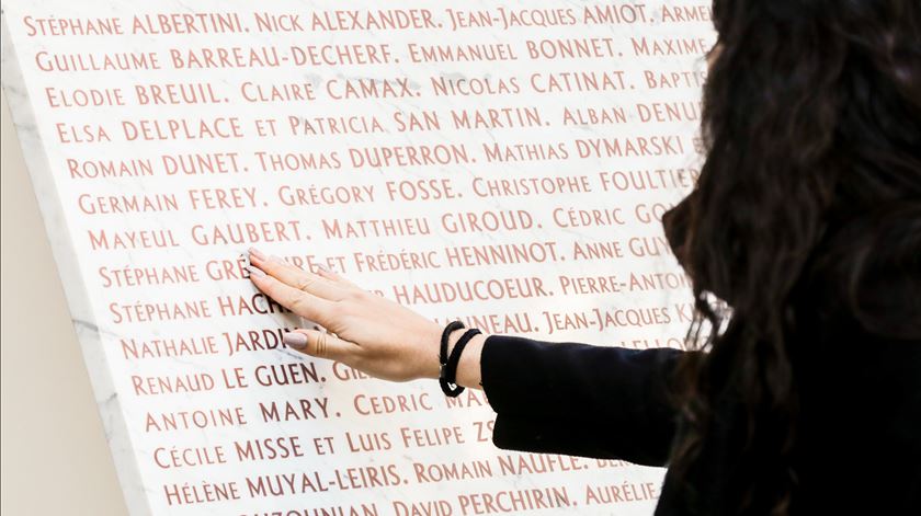Vídeo. Dez anos dos atentados de Paris. "Ainda é o inferno hoje", mas há alguma paz por "não estar sozinho" Vídeo. Dez anos dos atentados de Paris. "Ainda é o inferno hoje", mas há alguma paz por "não estar sozinho"