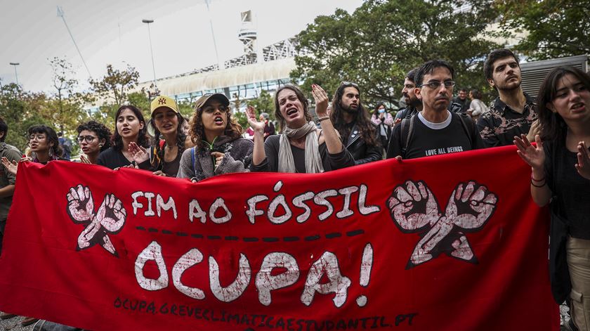 Ativistas climáticos condenados a multa por ocupação da Faculdade de Letras