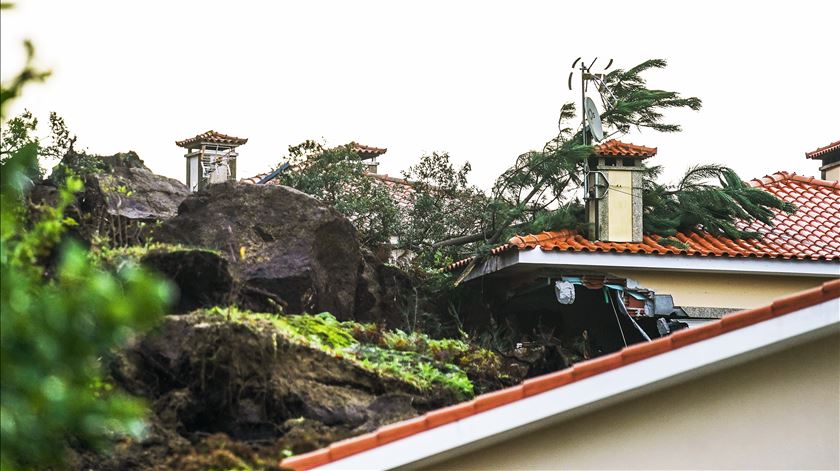 Deslizamento de terra em Esposende. Bombeiros confirmam dois mortos e resgatam quatro pessoas
