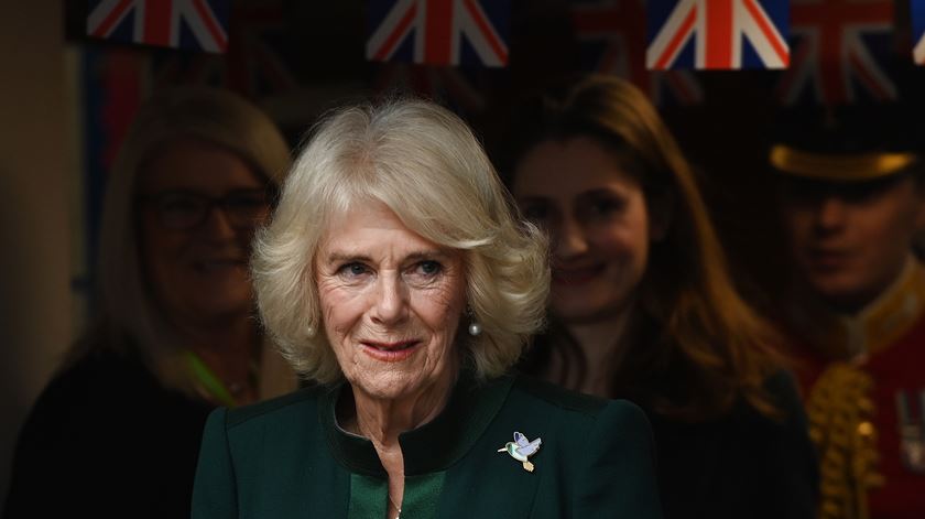 Rainha Camilla revela agressão sexual nos anos 1960 e apela ao combate à violência doméstica