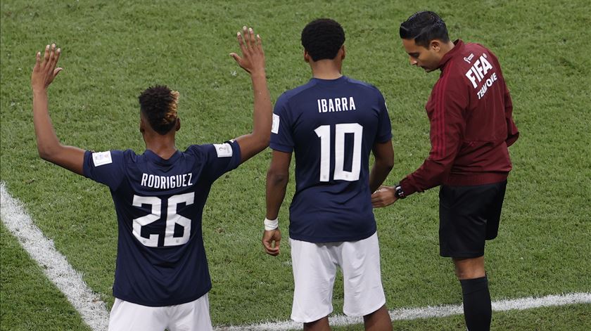 Kevin Rodríguez antes de entrar em campo frente aos Países Baixos. Foto: Rungroj Yongrit/EPA