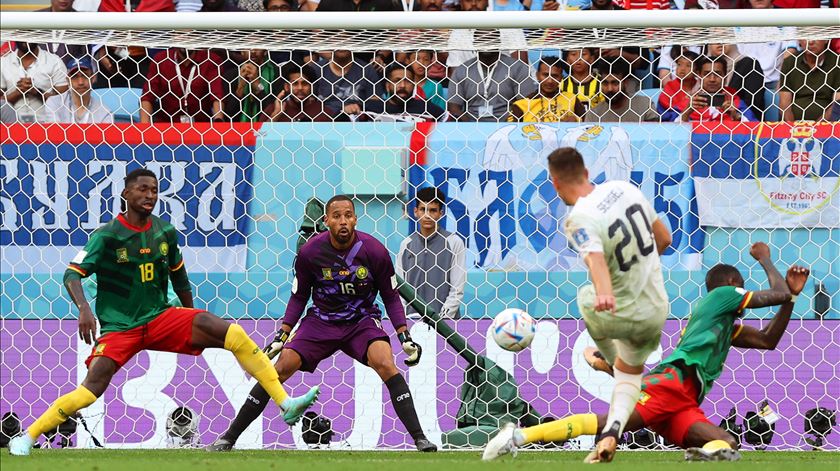 Milinkovic-Savic consumou a reviravolta sérvia. Foto: Tolga Bozoglu/EPA