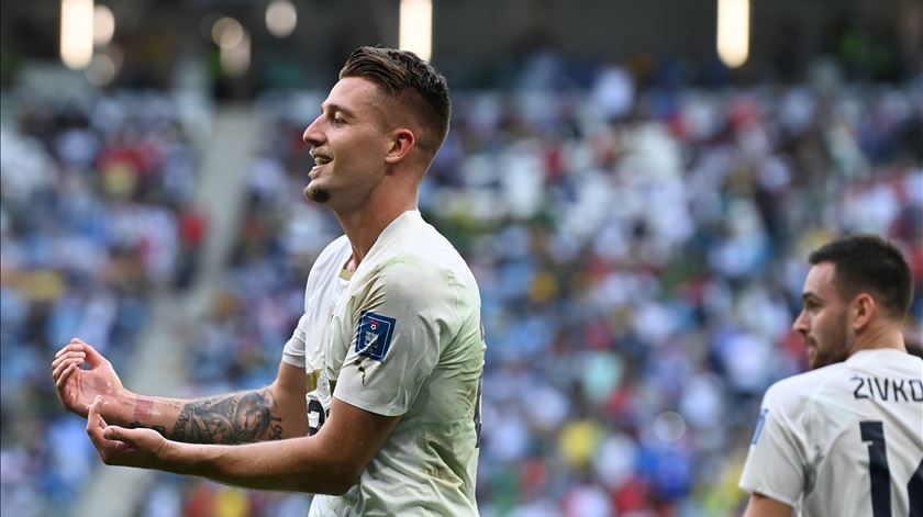 Celebração de Milinkovic-Savic. Foto: Neil Hall/EPA