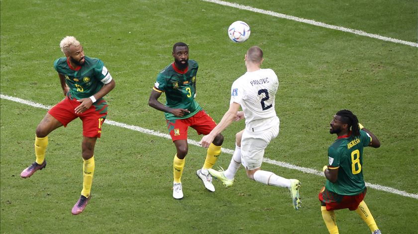 Pavlovic empatou de cabeça. Foto: Rolex Dela Pena/EPA