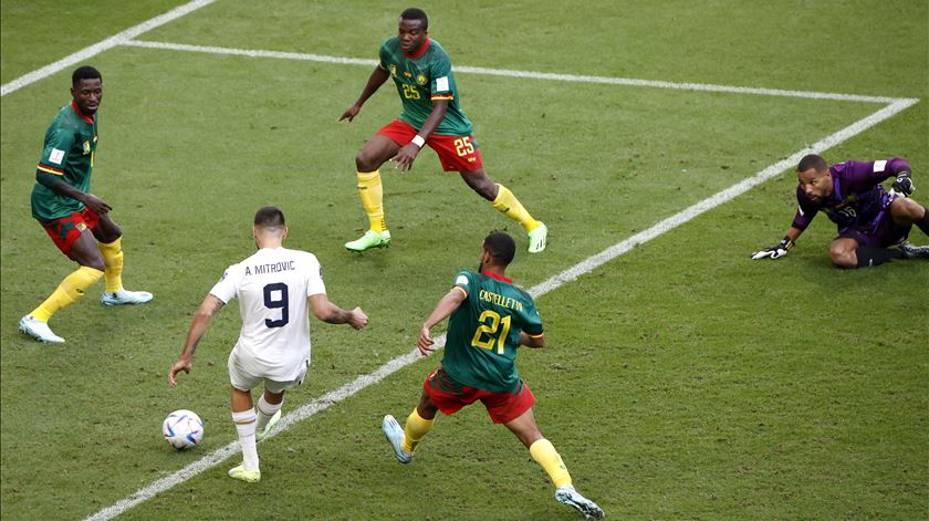 Mitrovic fez o 3-1 para a Sérvia. Foto: Rolex Dela Pena/EPA