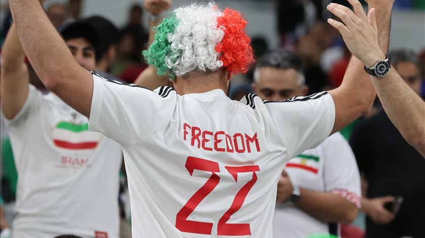 Adepto iraniano com a palavra "liberdade" em inglês na camisola. Protesto contra o regime no seu país. Foto: Mohamed Messara/EPA