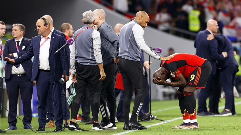 Lukaku em lágrimas e consolado por Thierry Henry no final do jogo. Clique nas setas para ver os falhanços do avançado da Bélgica. Foto: Rungroj Yongrit/EPA