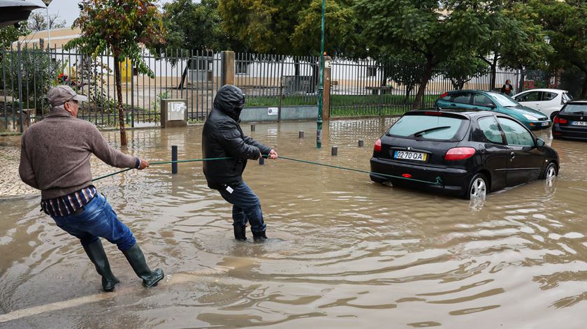 Várias zonas de Faro debaixo de água devido à chuva intensa
