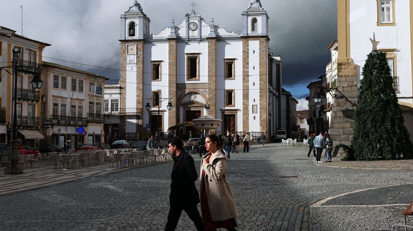 Três homens vandalizam exposição sobre comunidade LGBT+ em Évora