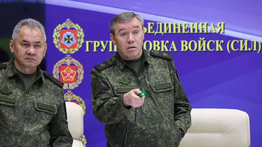 ministro russo da Defesa Sergei Shoigu e chefe de estado maior das forças armadas Valery Gerasimov Foto: Gavriil Grigorov/EPA