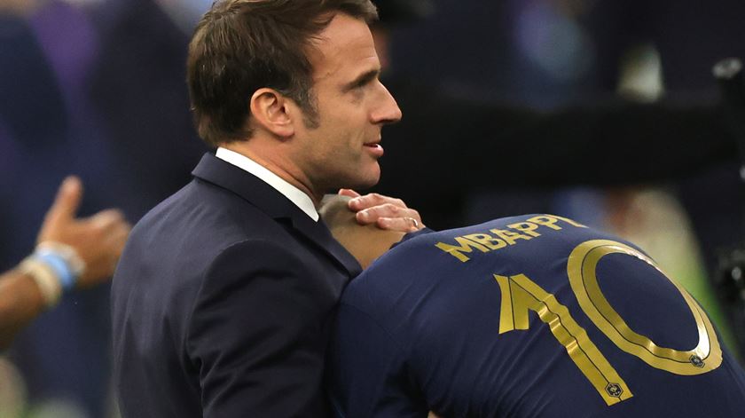 Mbappé foi consolado por Macron depois da derrota. Foto: Friedemann Vogel/Lusa