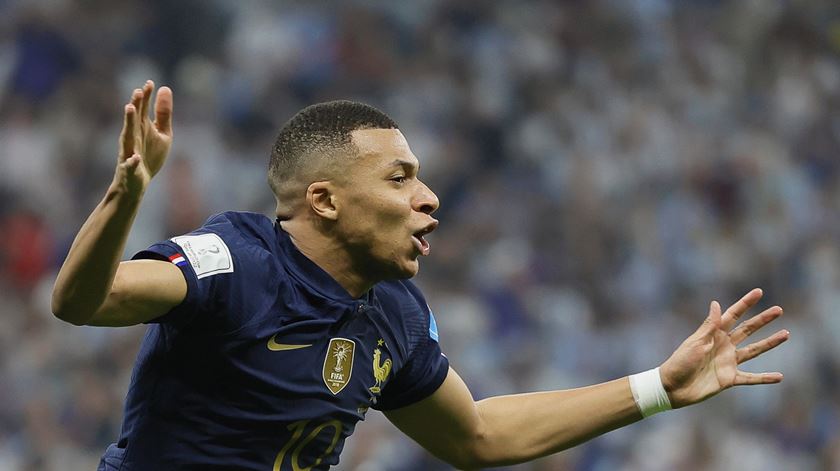 Quanto tudo parecia resolvido, Mbappé reapareceu para novo empate. Foto: Ronald Wittek/Lusa