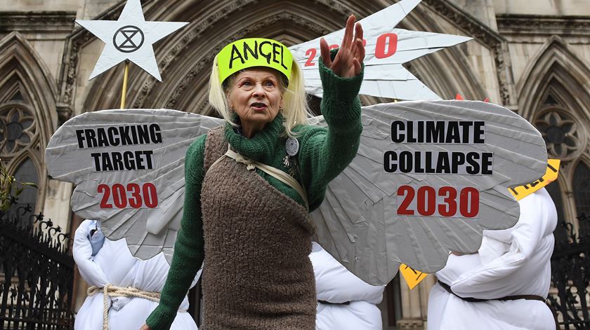 Vivienne Westwood protesta contra o gás de xisto em frente a um tribunal de Londres. Foto: Andy Rain/EPA