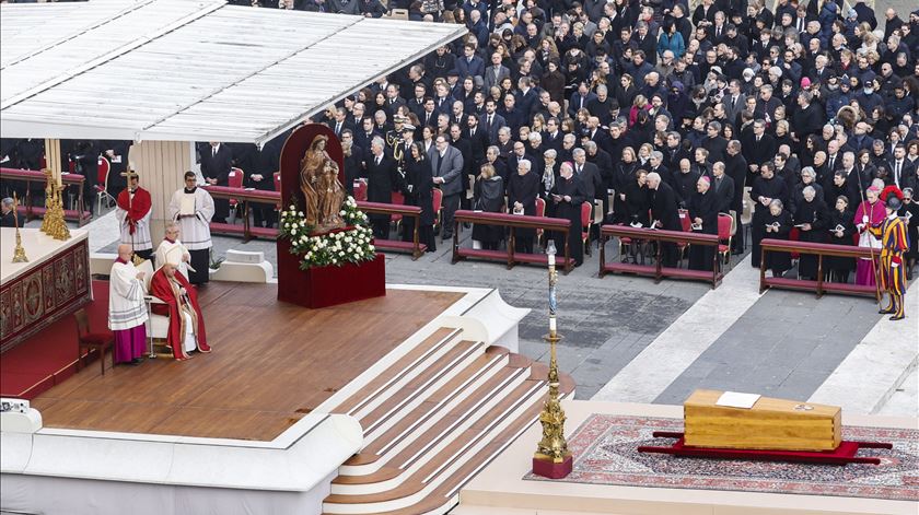 O momento em que a urna de Bento XVI chegou ao altar da Praça de São Pedro