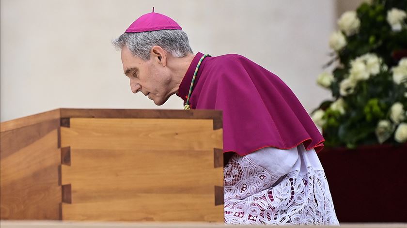 Livro de antigo secretário pessoal de Bento XVI revela bastidores do Vaticano Livro de antigo secretário pessoal de Bento XVI revela bastidores do Vaticano