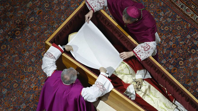 Foto facultada pela imprensa do Vaticano mostra momento da cerimónia do enterro do falecido Papa Emérito Bento XVI na cripta destinada aos pontífices sob a basílica de São Pedro, Cidade do Vaticano, a 5 de Janeiro de 2023. O evento teve lugar em forma privada, sem a presença do público e da imprensa, tendo sido admitidos apenas os cardeais e os mais próximos do Papa emérito. Foto: Vatican Media Handout/EPA