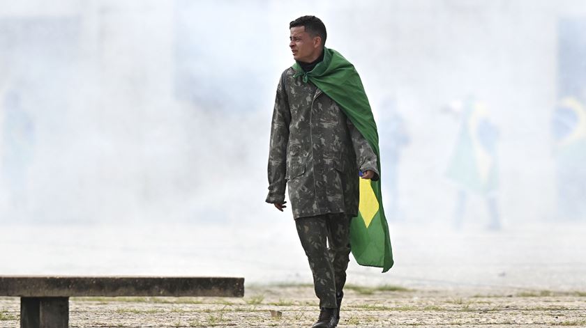 Apoiantes de Bolsonaro invadem congresso do Brasil. Foto: Andre Borges/EPA