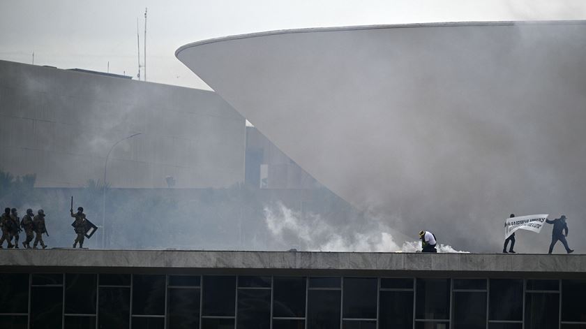 Apoiantes de Bolsonaro invadem congresso do Brasil. Foto: Andre Borges/EPA