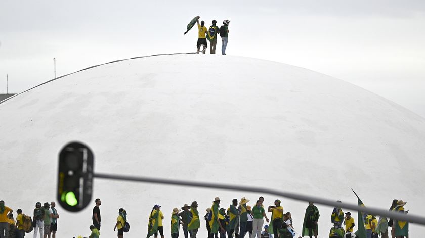 Apoiantes de Bolsonaro invadem congresso do Brasil. Foto: Andre Borges/EPA