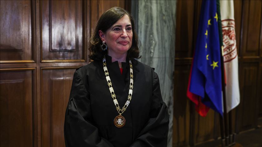 Bastonária dos Advogados alerta para os "muitos problemas" da lei das ordens profissionais