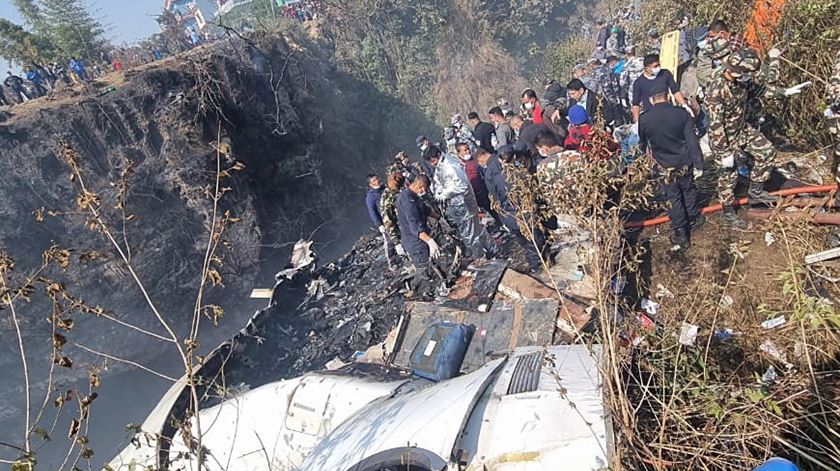 avião da Yeti Airlines ATR72 com 72 pessoas cai em Pokhara no Nepal Foto: Bijaya Neupane/EPA