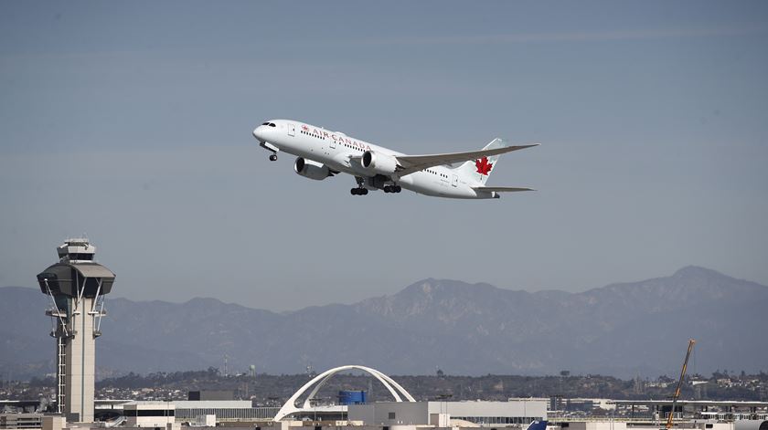 Piloto acusado de realizar centenas de voos comerciais sem licença durante anos no Canadá Piloto acusado de realizar centenas de voos comerciais sem licença durante anos no Canadá