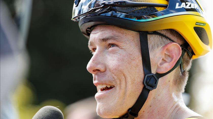 Ex-ciclista Rohan Dennis declara-se culpado de "risco de dano" na morte da mulher