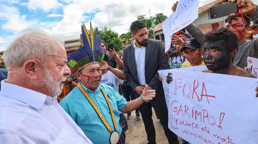 Brasil transporta Yanomami desnutridos para receberem tratamento urgente