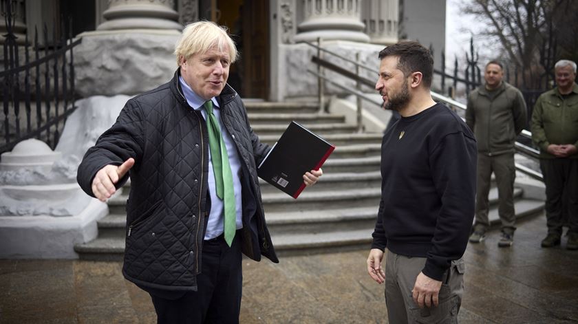 Boris Johnson diz que Putin o ameaçou com missil. Kremlin nega