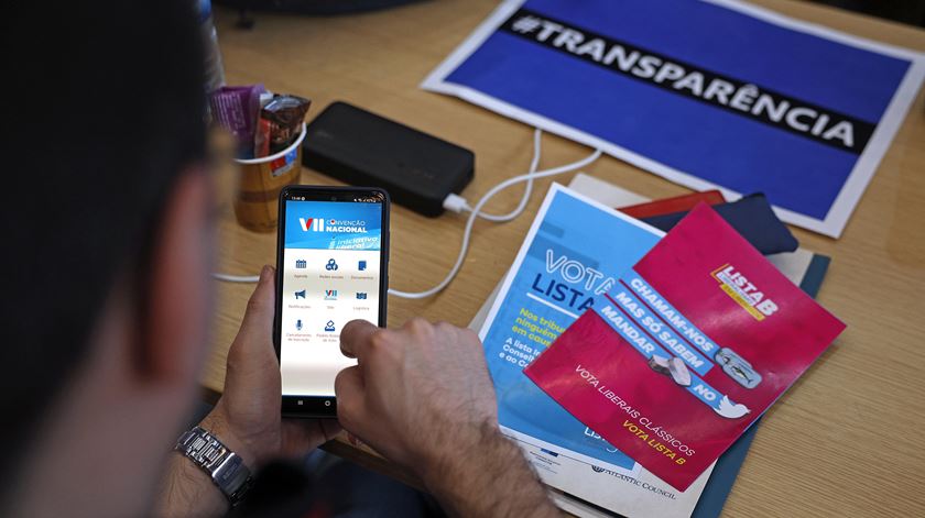 "Verifiquem no spam", atenção aos “delays”: começam votações na Convenção da Iniciativa Liberal