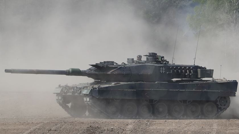 blindado - tanque de guerra Leopard 2  Foto: Focke Strangmann/EPA