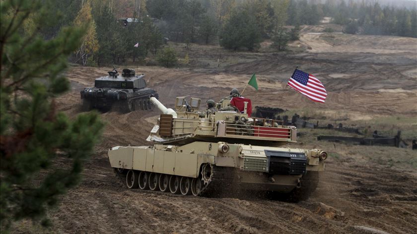 EUA vão fornecer controversos mísseis de urânio empobrecido à Ucrânia