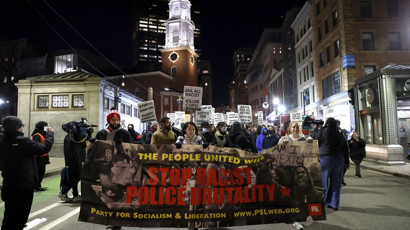 Manifestação depois da divulgação do vídeo que mostra polícias a espancarem Tyre Nichols. Boston, Massachusetts  Foto: Cj Gunther/EPA