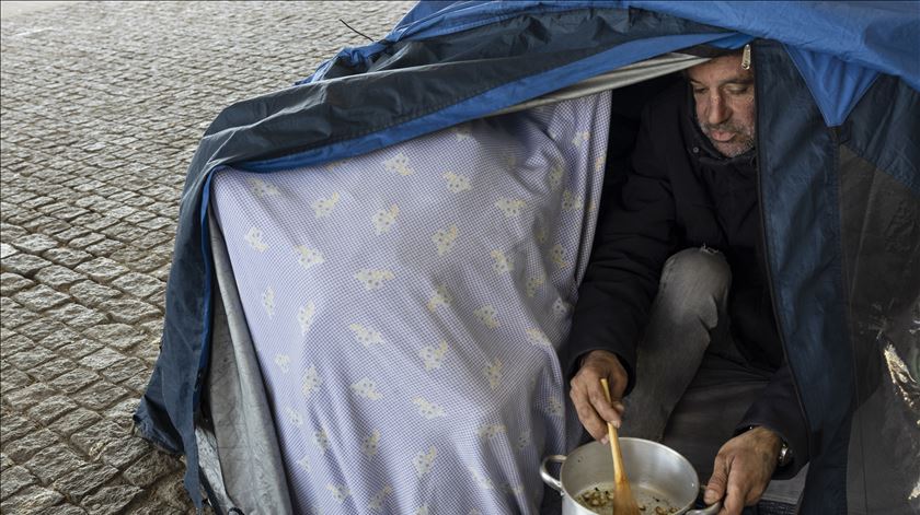 Acesso de sem-abrigo a cama de emergência "pode demorar seis meses"