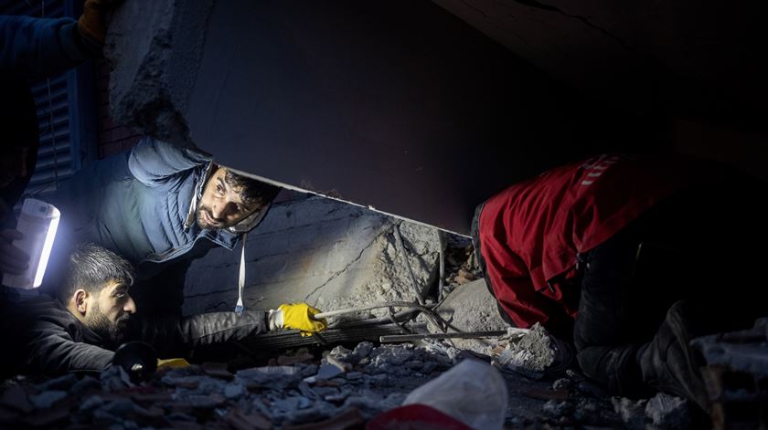 Terramoto na Turquia. Foto: Refik Tekin/EPA