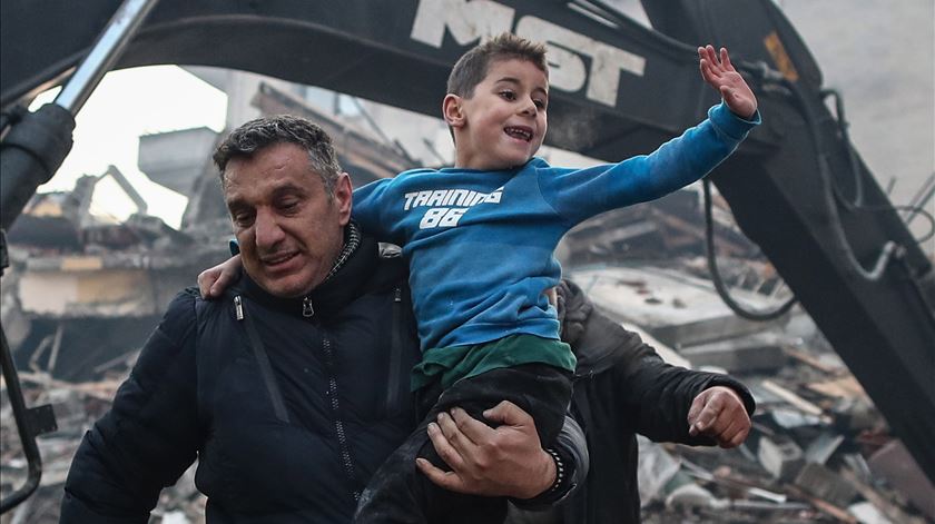 Yigit Cakmak, de oito anos, foi resgatado dos escombros de um edifício colapsado em Hatay, na Turquia. Foto: Erdem Sahin/EPA