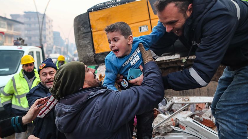 Yigit Cakmak, de oito anos, foi resgatado dos escombros de um edifício colapsado em Hatay, na Turquia. Foto: Erdem Sahin/EPA